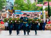 Более 8 тысяч человек приняли участие в возложении цветов на главном мемориале в Сочи