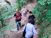 В Сочи спасатели помогли выйти из леса туристке с детьми