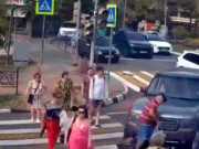 В Сочи внедорожник сбил двух человек на пешеходном переходе