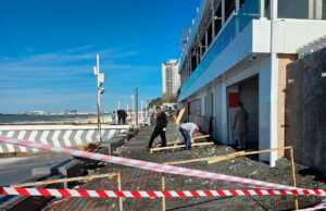 После шторма на пляже «Приморский» в Сочи начали масштабную уборку