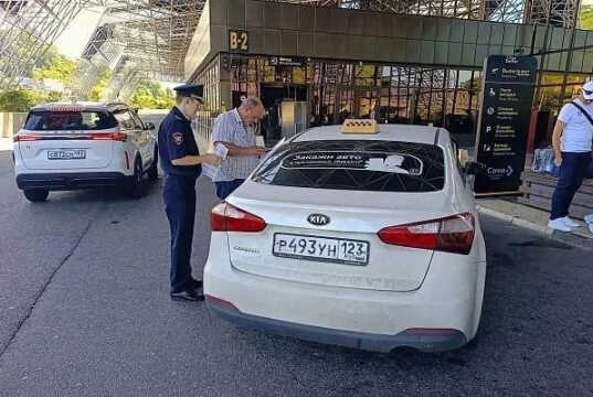 В Сочи усилили борьбу с нелегальными таксистами на вокзалах и в аэропорту в курортный сезон