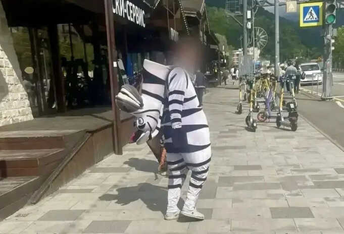 72696